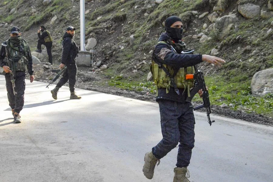 শোপিয়ান দুই জঙ্গি পাকড়াও, উদ্ধার প্রচুর অস্ত্র