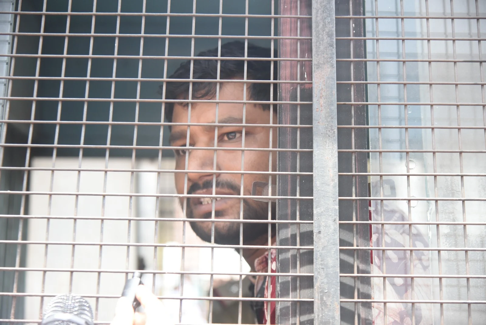 চাকরিহারা শিক্ষকদের ‘অর্ধনগ্ন’ মিছিলে বিশৃঙ্খলার আশঙ্কা, শিয়ালদহ স্টেশন ও এসপ্লেনেড  ধরপাকড় পুলিশের