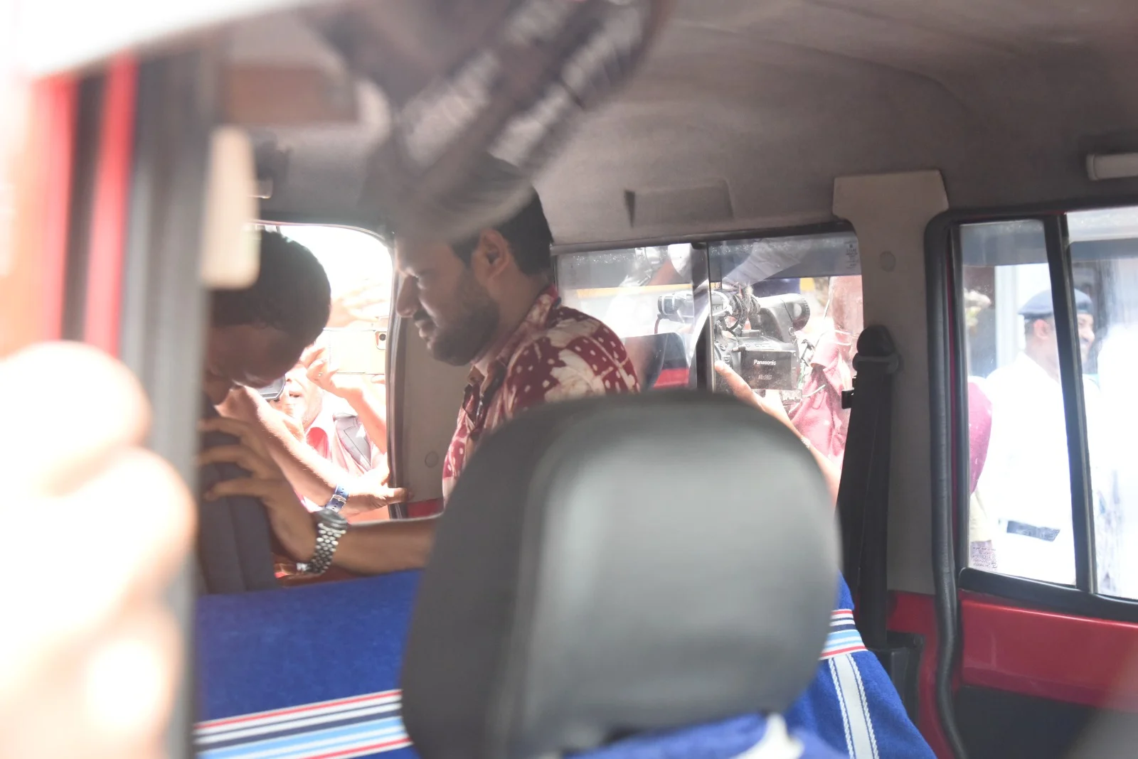 চাকরিহারা শিক্ষকদের ‘অর্ধনগ্ন’ মিছিলে বিশৃঙ্খলার আশঙ্কা, শিয়ালদহ স্টেশন ও এসপ্লেনেড  ধরপাকড় পুলিশের