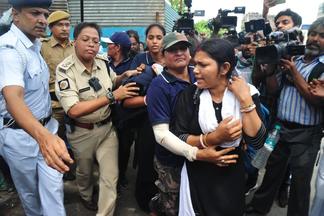 চাকরিহারা শিক্ষকদের ‘অর্ধনগ্ন’ মিছিলে বিশৃঙ্খলার আশঙ্কা, শিয়ালদহ স্টেশন ও এসপ্লেনেড  ধরপাকড় পুলিশের