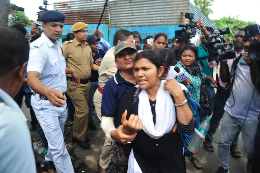 চাকরিহারা শিক্ষকদের ‘অর্ধনগ্ন’ মিছিলে বিশৃঙ্খলার আশঙ্কা, শিয়ালদহ স্টেশন ও এসপ্লেনেড  ধরপাকড় পুলিশের