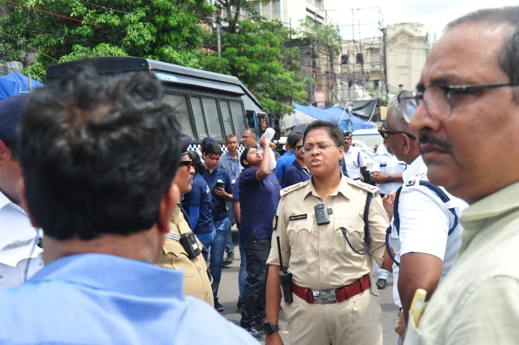 চাকরিহারা শিক্ষকদের ‘অর্ধনগ্ন’ মিছিলে বিশৃঙ্খলার আশঙ্কা, শিয়ালদহ স্টেশন ও এসপ্লেনেড  ধরপাকড় পুলিশের