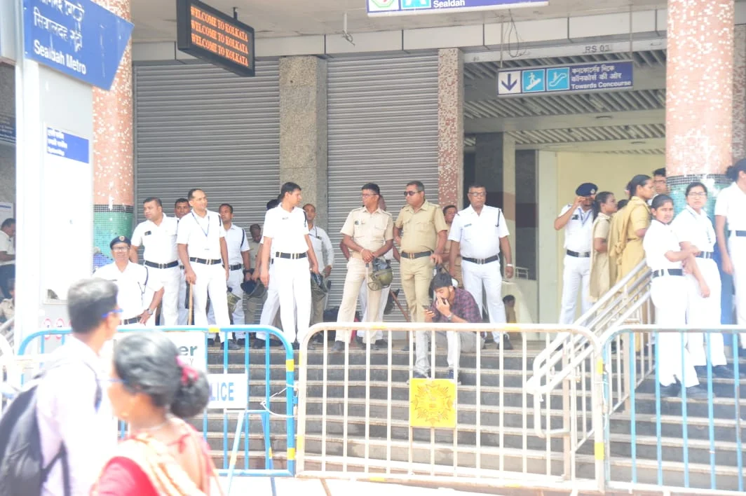 চাকরিহারা শিক্ষকদের ‘অর্ধনগ্ন’ মিছিলে বিশৃঙ্খলার আশঙ্কা, শিয়ালদহ স্টেশন ও এসপ্লেনেড  ধরপাকড় পুলিশের