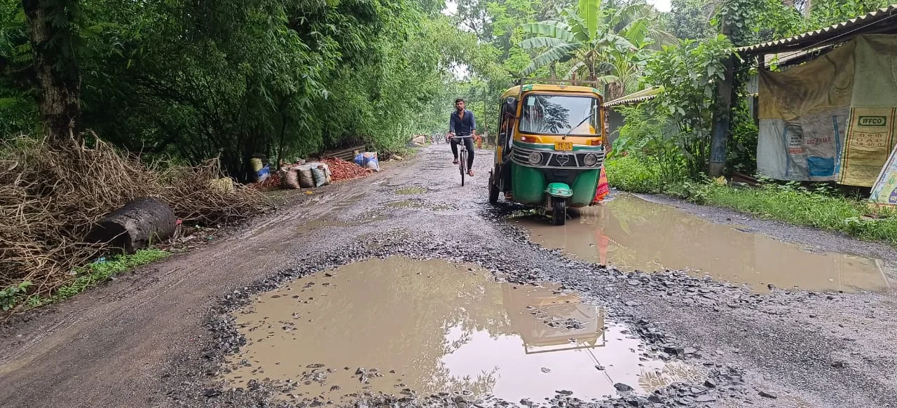 বেহাল রাস্তা সংস্কারের দাবি স্থানীয়দের
