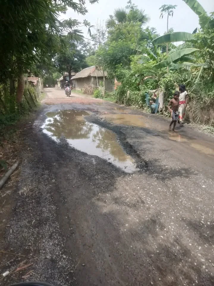বেহাল রাস্তা সংস্কারের দাবি স্থানীয়দের