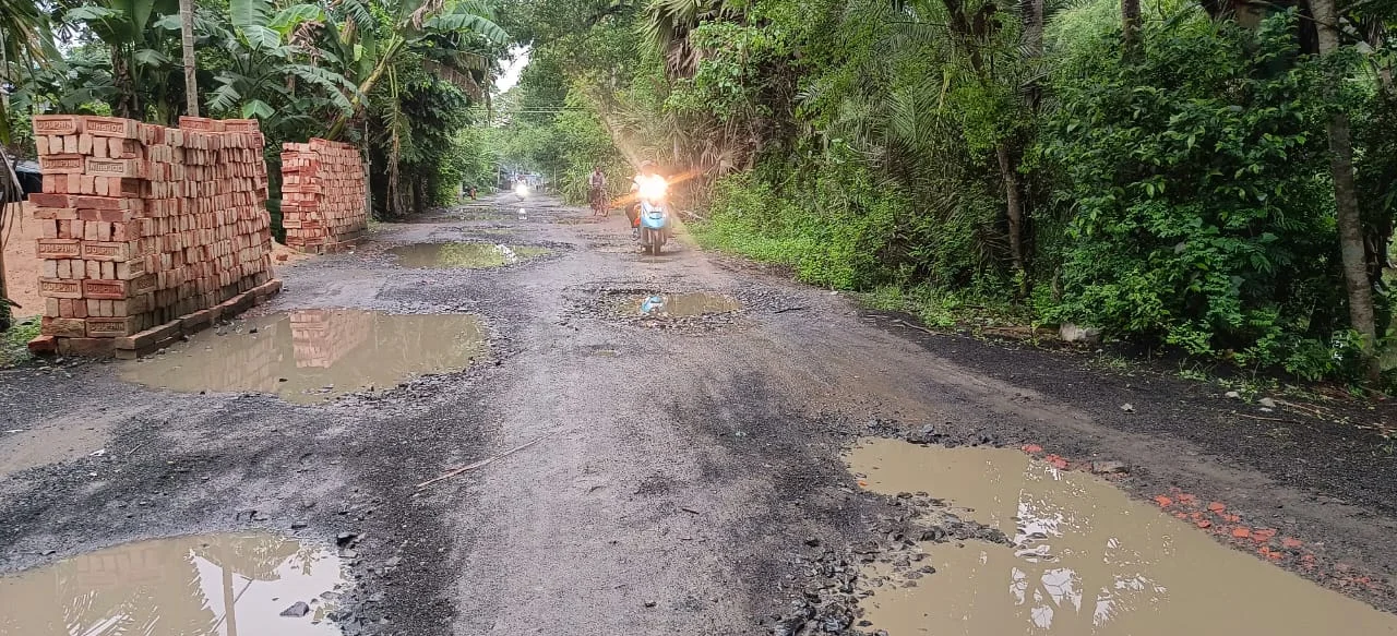 বেহাল রাস্তা সংস্কারের দাবি স্থানীয়দের