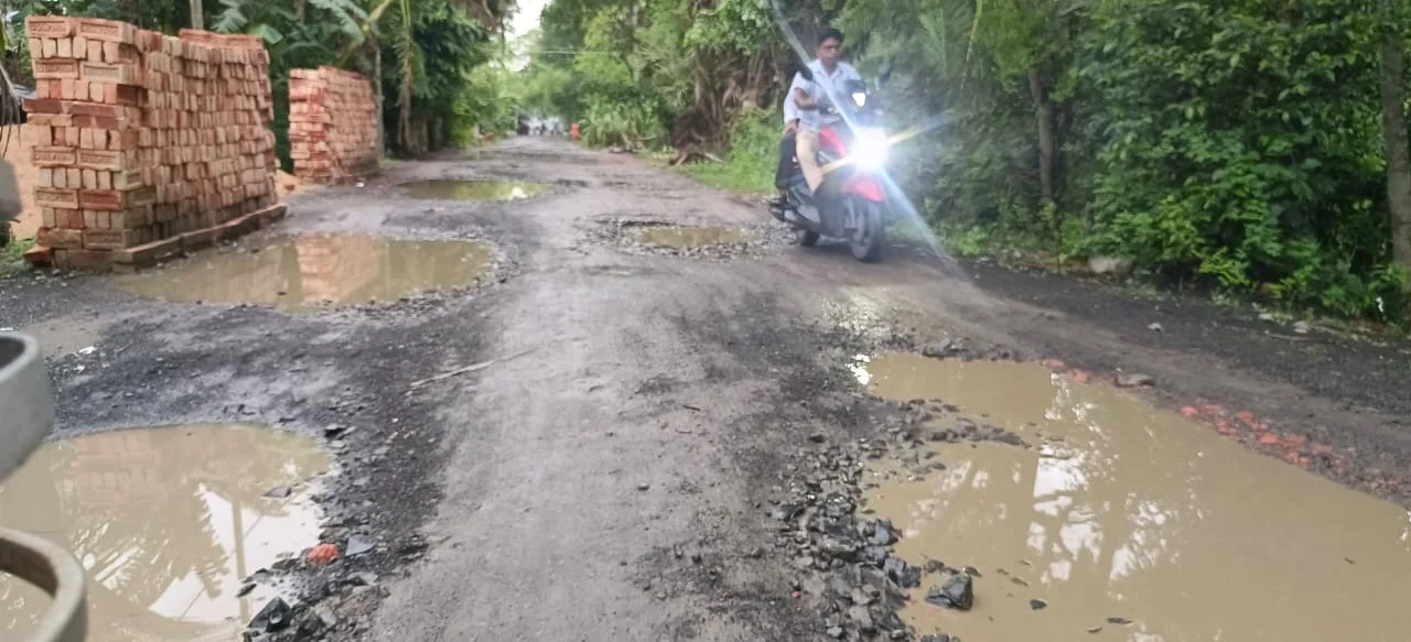 বেহাল রাস্তা সংস্কারের দাবি স্থানীয়দের