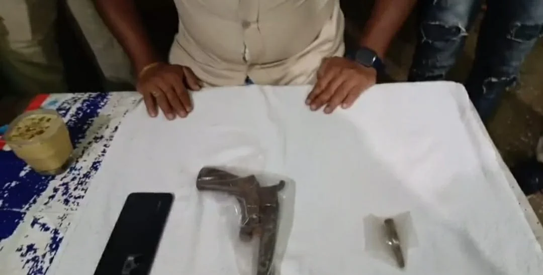 ঘুটিয়ারীশরিফ থেকে আগ্নেয়াস্ত্র-সহ গ্রেফতার এক