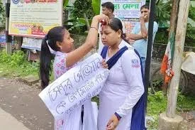 চুঁচুড়ায় জোর করে মহিলা পুলিশকর্মীদের 'সিঁদুর' পরালেন বিজেপি কর্মীরা