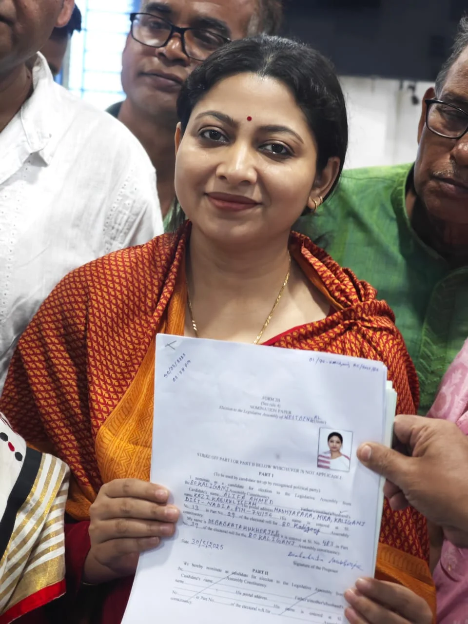 মনোনয়ন জমা দিলেন আলিফা, মনে পড়ছে বাবার স্মৃতি