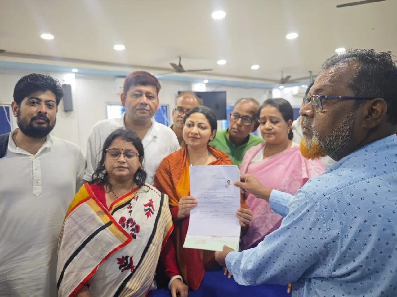 মনোনয়ন জমা দিলেন আলিফা, মনে পড়ছে বাবার স্মৃতি