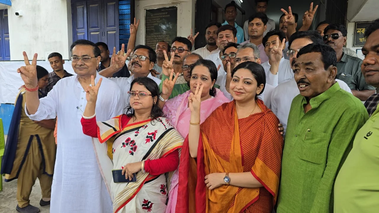 মনোনয়ন জমা দিলেন আলিফা, মনে পড়ছে বাবার স্মৃতি