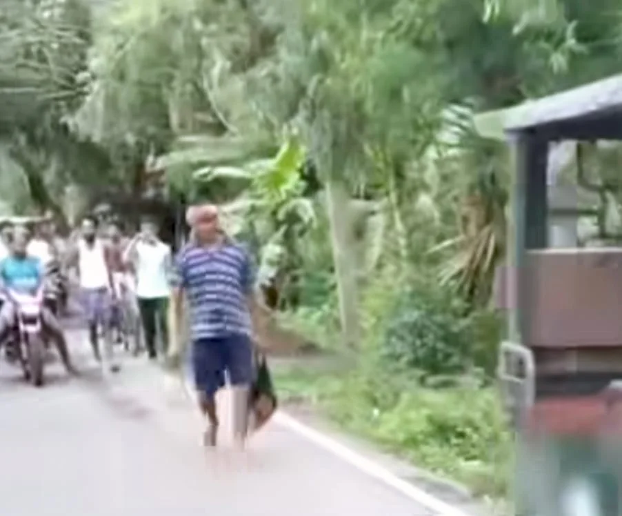 বৌদির মুন্ডু কেটে ধারাল অস্ত্র-সহ হাঁটতে হাঁটতে সোজা থানায় হাজির দেওর!