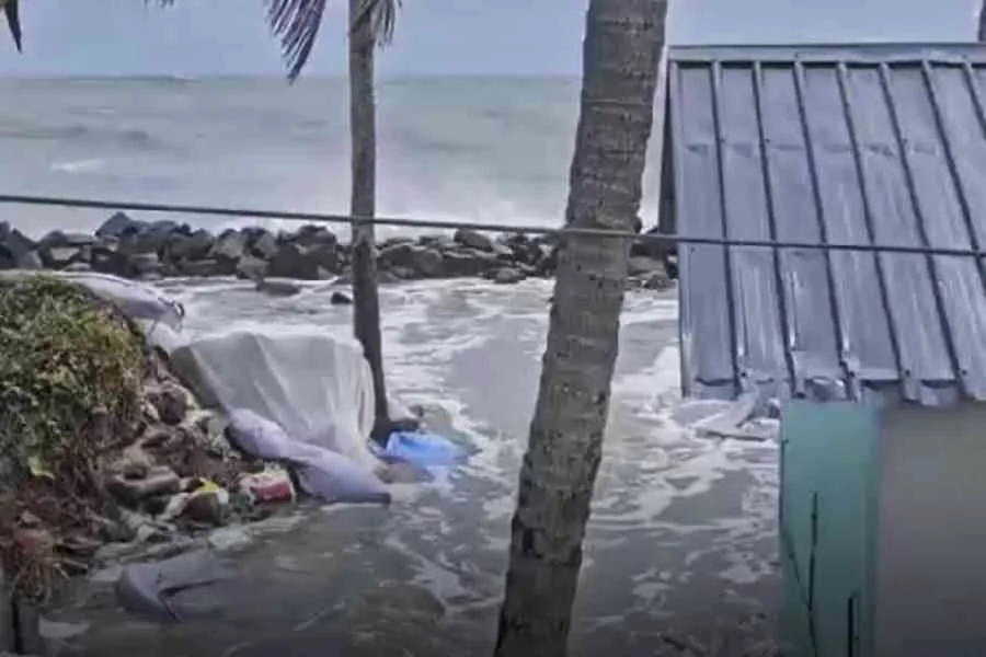 বন্যা কবলিত কেরলে সাধারণ মানুষকে ত্রাণ শিবিরে নিয়ে যাওয়া হচ্ছে