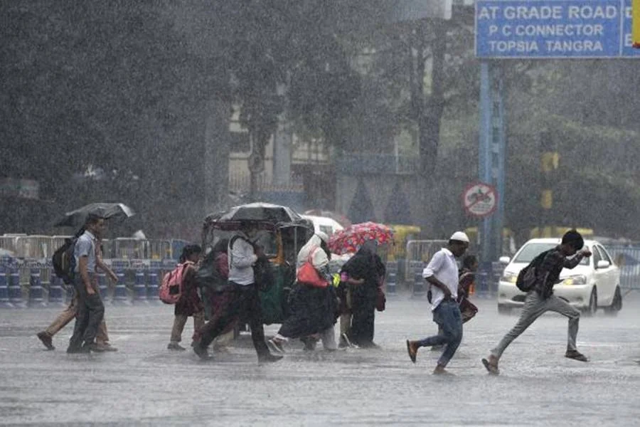 কলকাতা সহ দক্ষিণবঙ্গে টানা বৃষ্টি, নিম্নচাপ ও সক্রিয় বর্ষার প্রভাবে ভোগান্তি চরমে