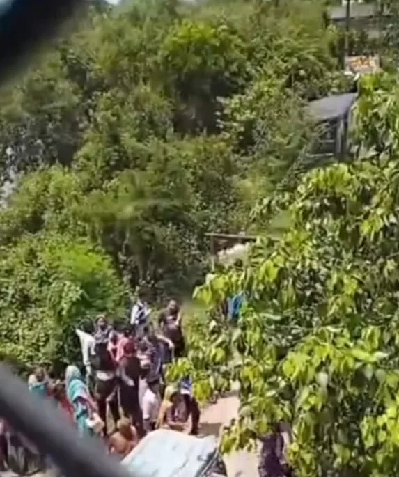 ট্রেনের ধাক্কা থেকে বাঁচতে ছয় বছরের নাতনিকে নিয়ে নদীতে ঝাঁপ দাদুর