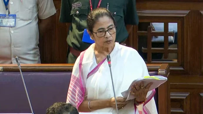 বাংলায় কথা বললে বাংলাদেশি তকমা দিয়ে দেশছাড়া করা হচ্ছে! এ নিয়ে বিধানসভায় সরব মমতা