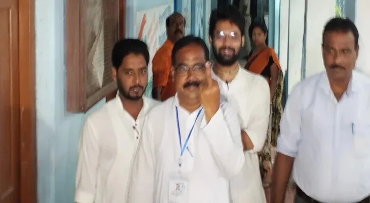 ভোটদানের পর মধ্যমা প্রদর্শন! কালীগঞ্জ উপনির্বাচনে বিতর্কে বিজেপি প্রার্থী