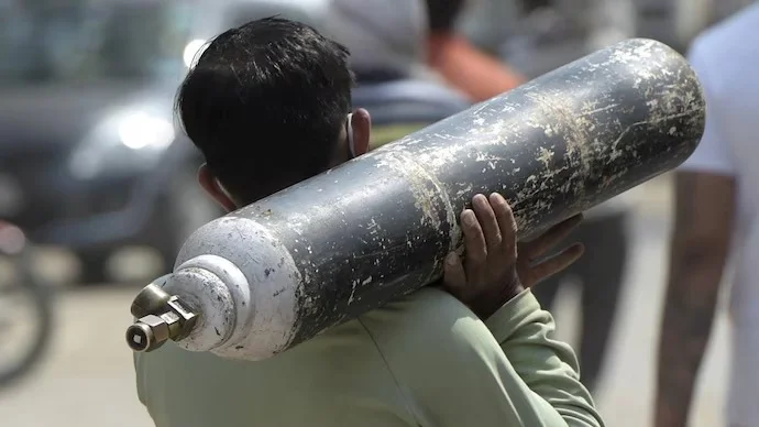 প্লাবিত ঘাটালে শ্বাসকষ্টে গৃহবধূ, ১০ কিমি জলপথে অক্সিজেন নিয়ে ছুটল পুলিশ