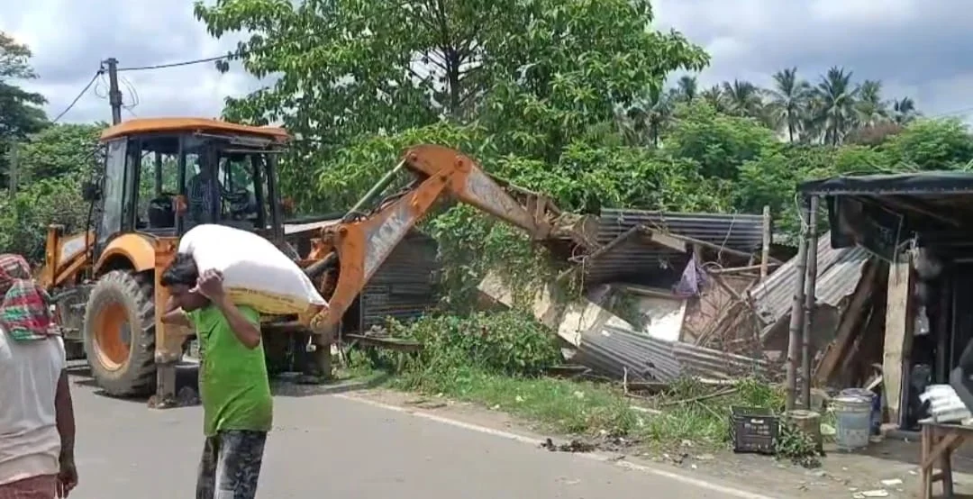 বারুইপুর বাইপাসে বেআইনি দোকান উচ্ছেদ করা হলো প্রশাসনের উদ্যোগে