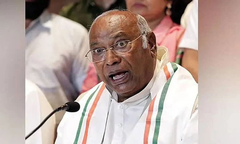 মোদির শাসনে সবচেয়ে বেশি সংবিধানের ওপরই আঘাত: খাড়গে