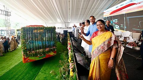 ১০৫টি 'দেবী' বৈদ্যুতিক বাসের উদ্বোধন মুখ্যমন্ত্রীর, সরকারি প্রকল্পে গেরুয়া রঙের ছোয়ায় বির্তক