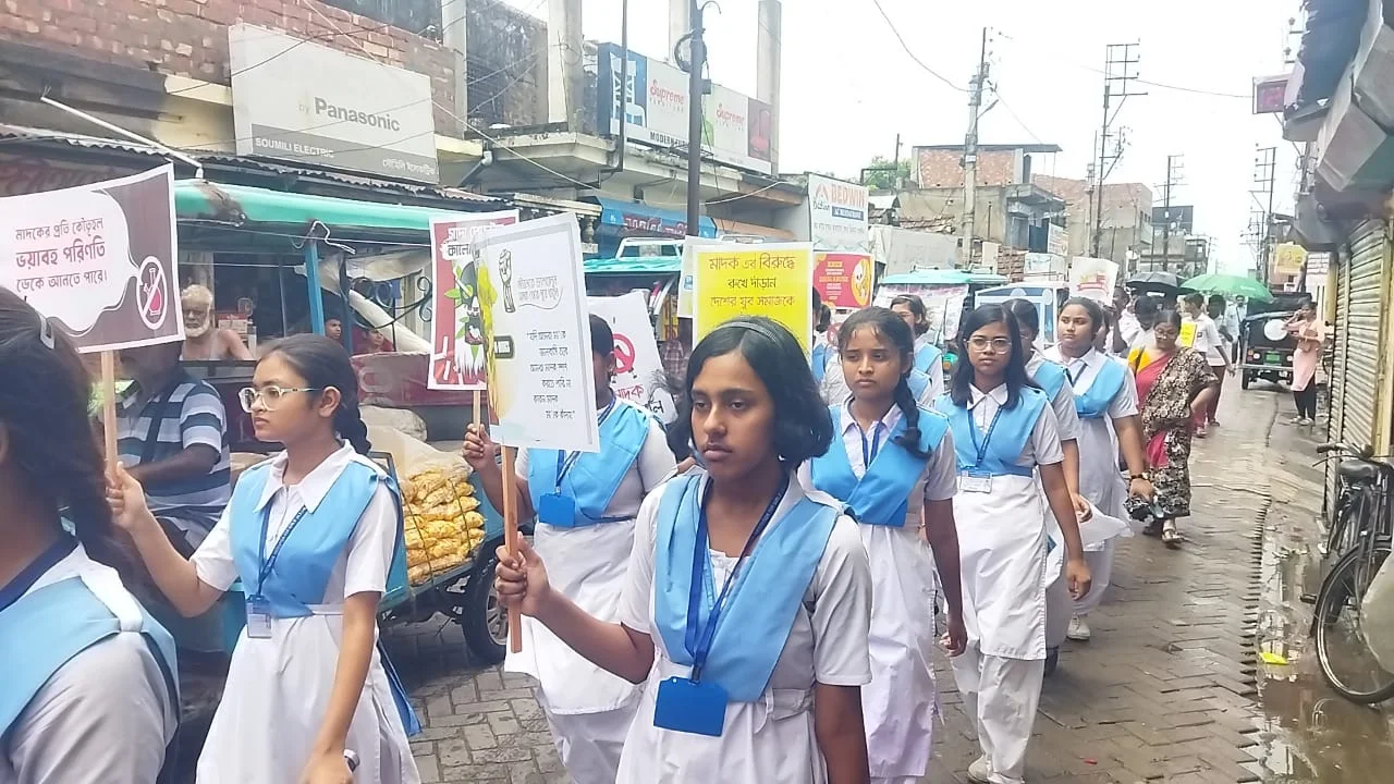 জয়নগর থানার উদ্যোগে বিশ্ব মাদক বিরোধী পদযাত্রায় পা মেলালেন স্কুল পড়ুয়ারা