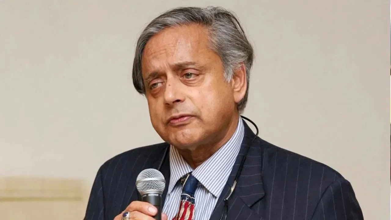 ‘ধর্মাচরণের স্বাধীনতা আক্রান্ত’—বড়দিনে খ্রিস্টানদের উপর হামলা নিয়ে বিজেপি- আরএসএসকে তোপ শশী থারুরের