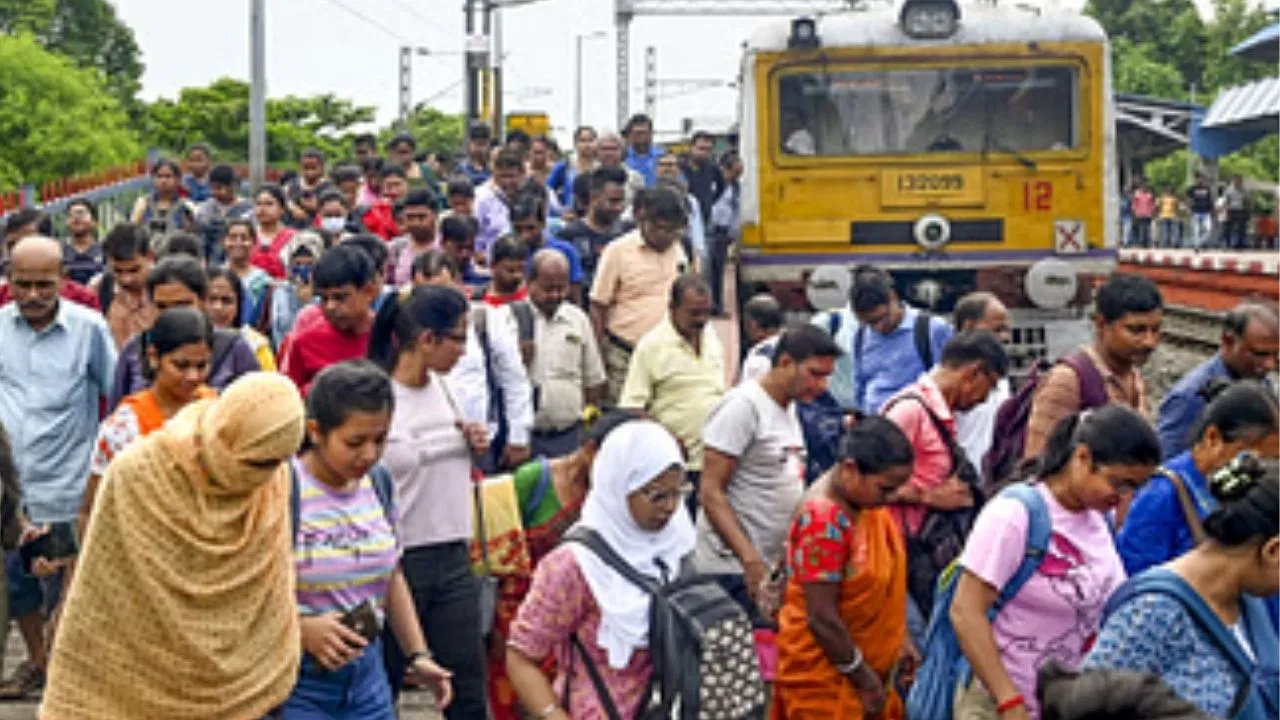 জল জমে সড়ক ও মেট্রো পরিষেবা বিঘ্নিত, ভাসিলা স্টেশনে রেল অবরোধে নিত্যযাত্রীদের ভোগান্তি চরমে