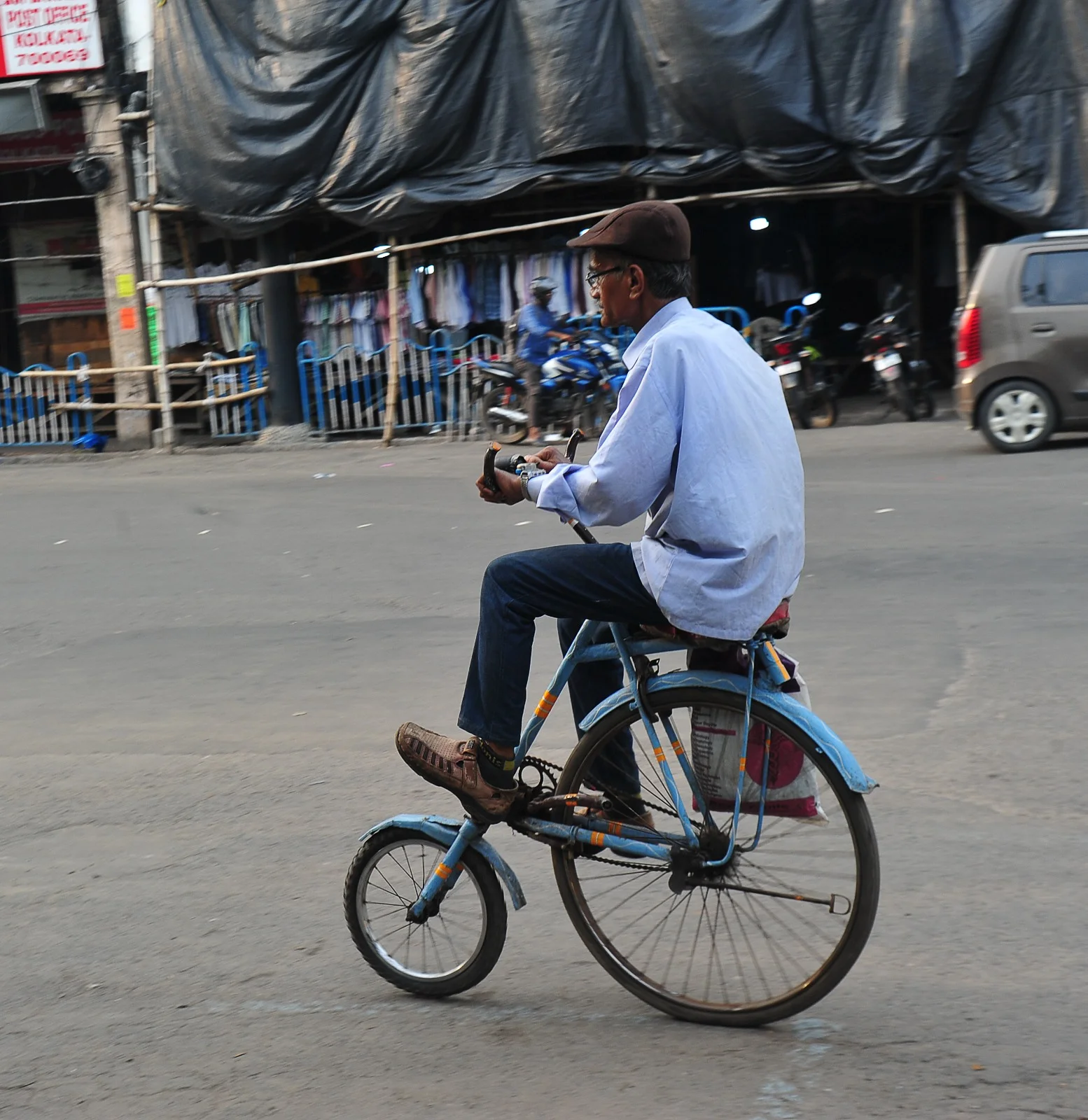 দু' চাকার দুনিয়া....
