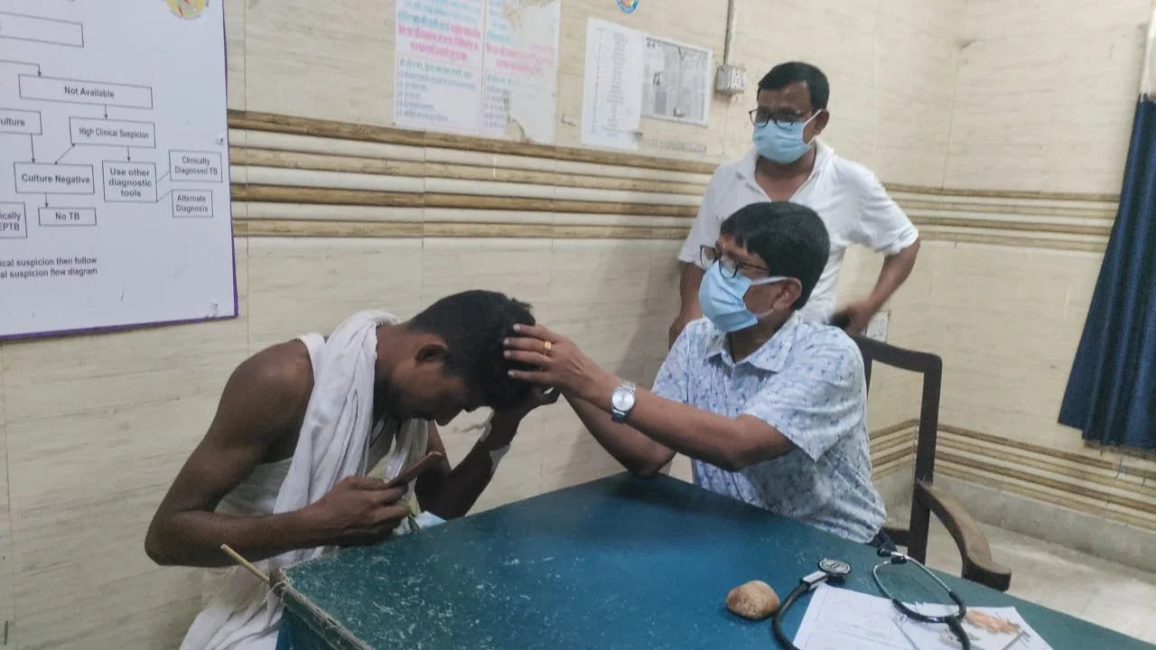 হেলমেট পরতেই মাথায় সাপের ছোবল, হাসপাতালে ভর্তি যুবক