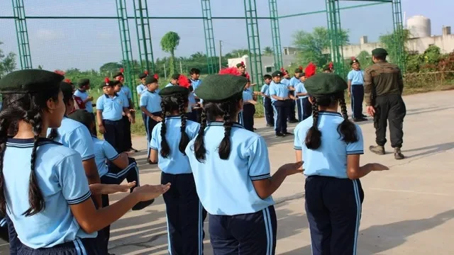 মহারাষ্ট্রে প্রথম শ্রেণি থেকেই শিশুদের দেওয়া হবে সামরিক প্রশিক্ষণ