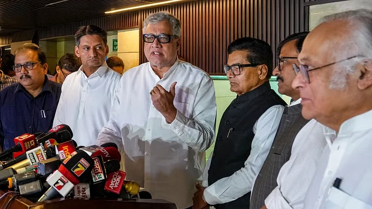 সংসদে বিশেষ অধিবেশনের দাবি জানিয়ে প্রধানমন্ত্রীকে চিঠি বিরোধীদের