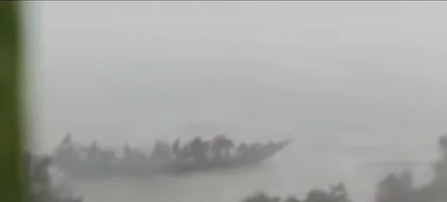 মাঝনদীতে হঠাৎ শুরু ঝড় সঙ্গে জলোচ্ছ্বাস, মাঝির তৎপরতায় প্রাণে বাঁচলেন ৬০ জন যাত্রী