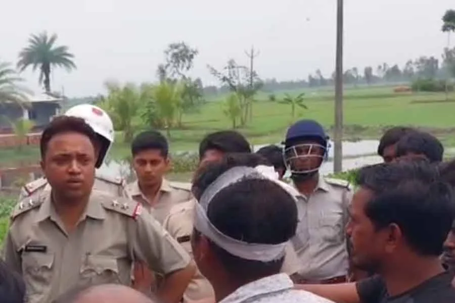 জয়নগরে মদ্যপান বন্ধ এবং দোষীদের শাস্তির দাবিতে রাস্তা অবরোধ করে প্রতিবাদ