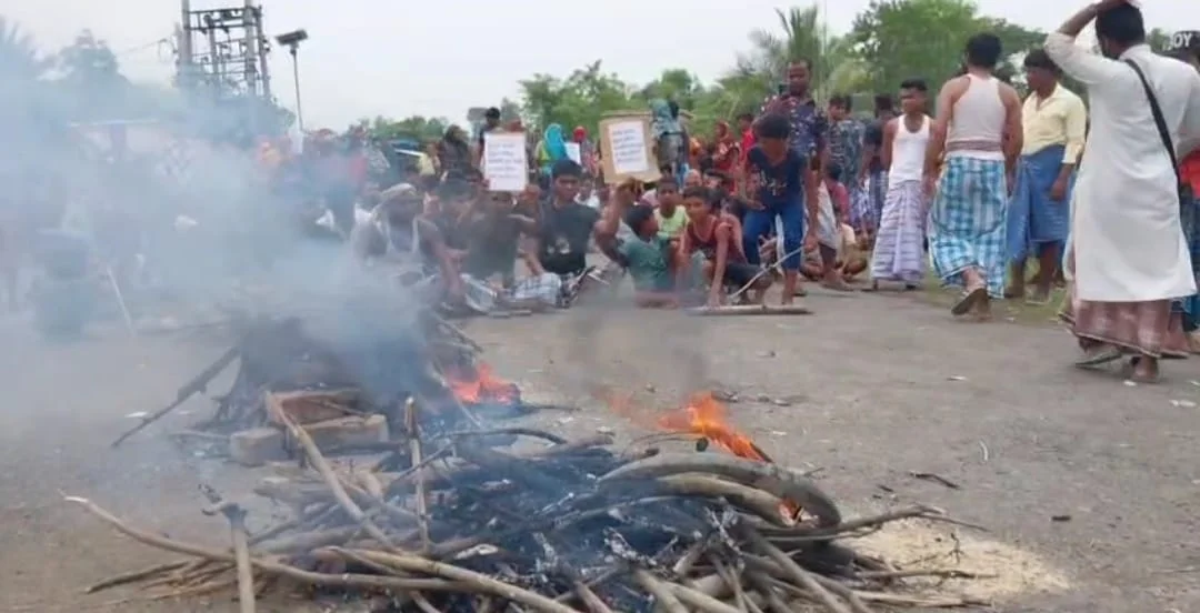 জয়নগরে মদ্যপান বন্ধ এবং দোষীদের শাস্তির দাবিতে রাস্তা অবরোধ করে প্রতিবাদ
