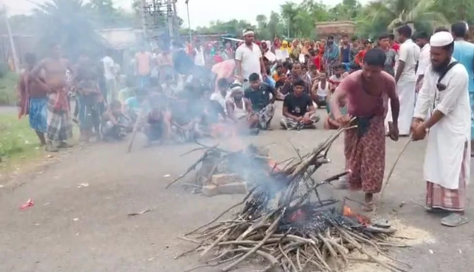 জয়নগরে মদ্যপান বন্ধ এবং দোষীদের শাস্তির দাবিতে রাস্তা অবরোধ করে প্রতিবাদ