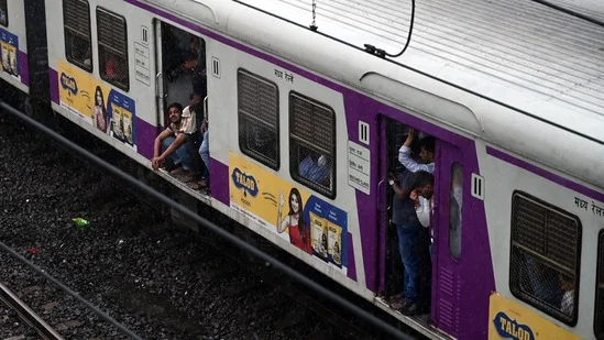 প্রচণ্ড ভিড়ে মুম্বাইয়ে ট্রেন থেকে পড়ে মৃত অন্তত ৫