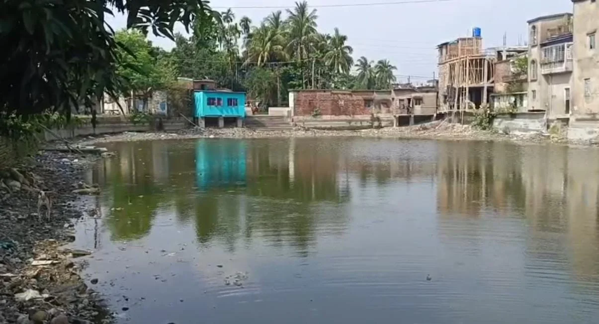 রাতের অন্ধকারে বেআইনি নির্মাণ, পুকুর বাঁচাতে রাত জেগে পাহারা স্থানীয়দের