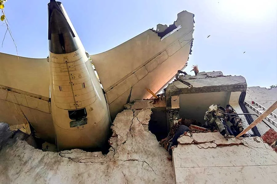 মেডিক্যাল কলেজের হস্টেলের ছাদে আছড়ে পড়ে এয়ার ইন্ডিয়ার বিমান, আহত প্রায় ১৫ জন জুনিয়র ডাক্তার