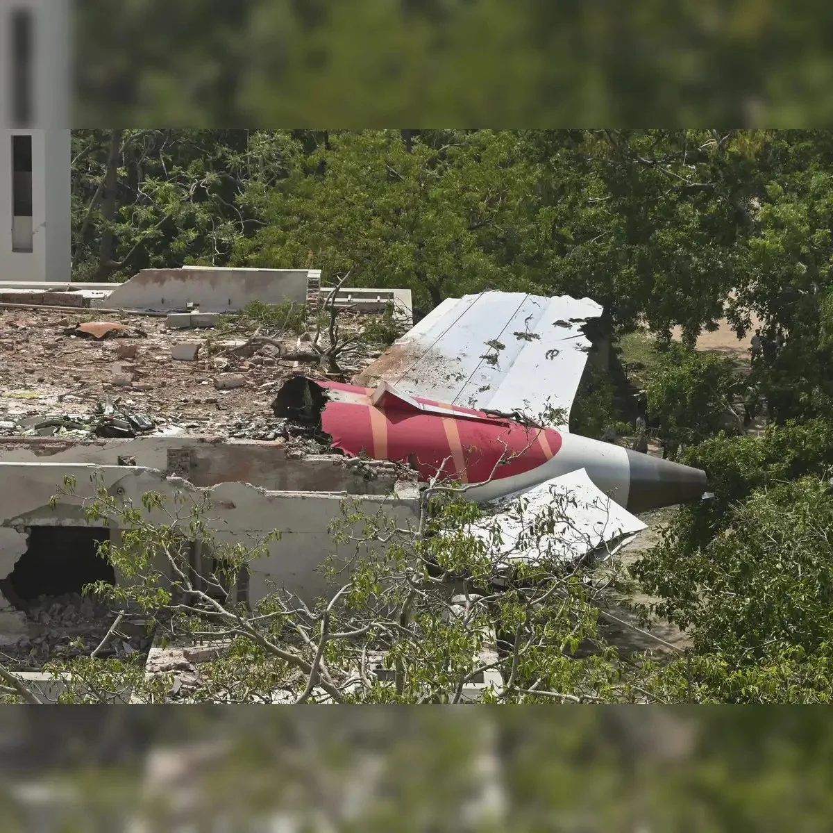 দুর্ঘটনাগ্রস্ত বিমানের হস্টেলর ছাদে মিলল ব্ল্যাকবক্স, ডিজিটাল রেকর্ডার