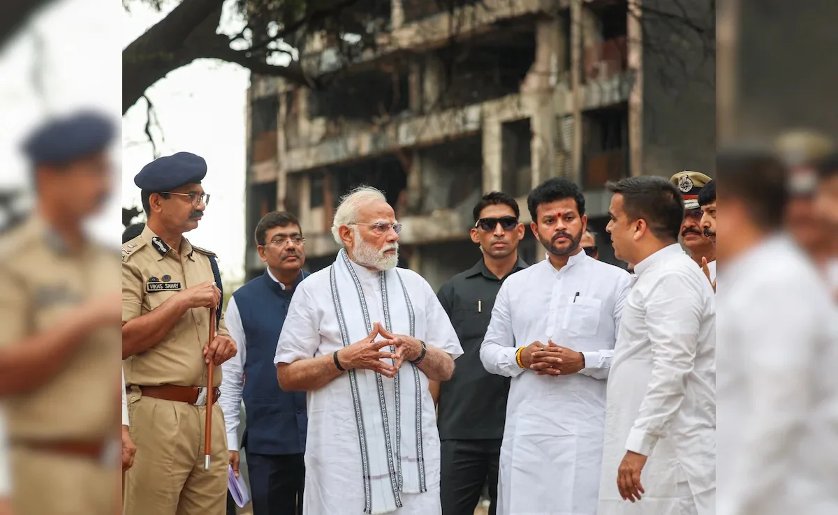 আহমেদাবাদে দুর্ঘটনাস্থলে প্রধানমন্ত্রী, গোটা এলাকা খতিয়ে দেখলেন মোদি