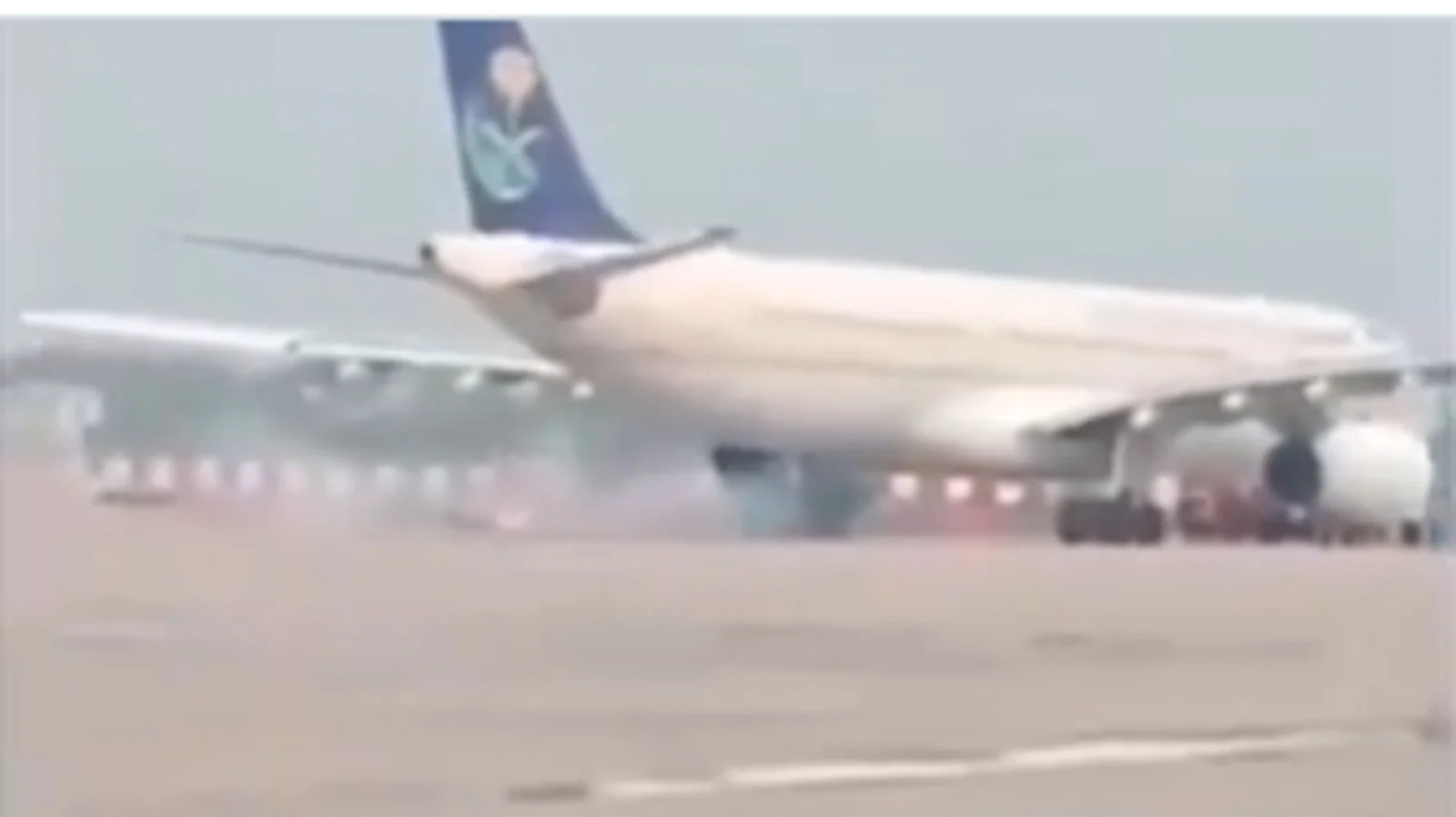 লখনউতে অবতরণের সময়ই চাকায় ধরল আগুন, সউদি আরব থেকে ২৫০ জন হজযাত্রীকে নিয়ে ফিরছিল