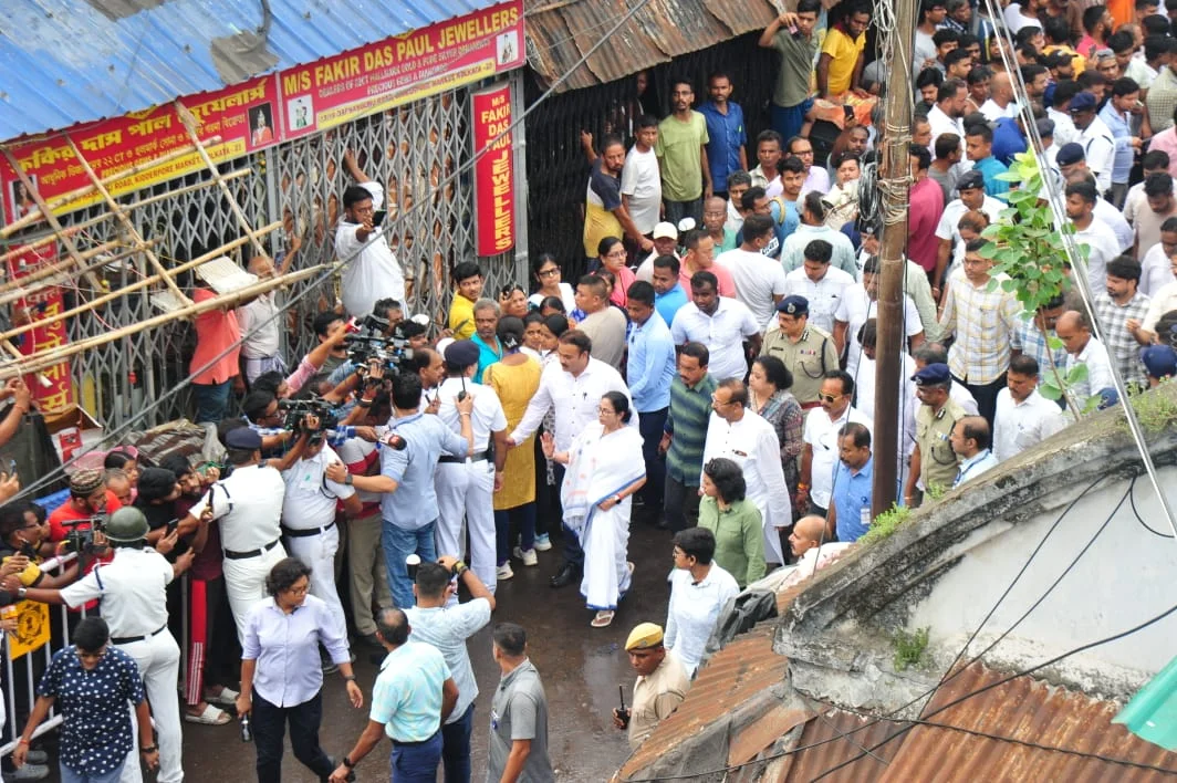 খিদিরপুরে মার্কেট পরিদর্শনে মুখ্যমন্ত্রী, ক্ষতিপূরণের ঘোষণা