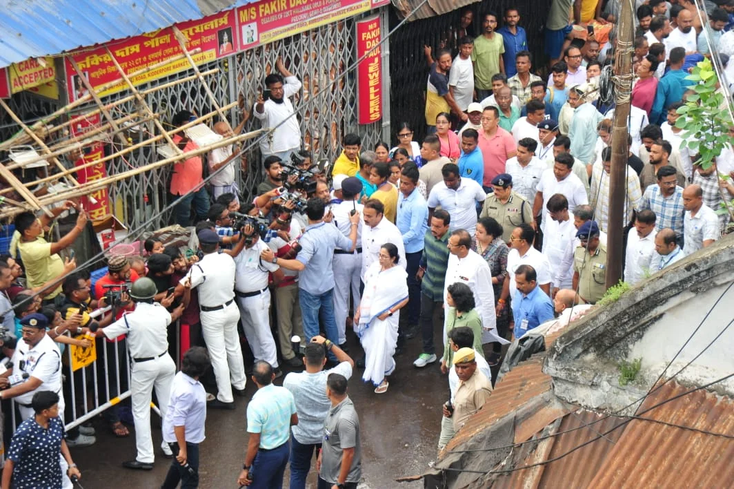 খিদিরপুরে মার্কেট পরিদর্শনে মুখ্যমন্ত্রী, ক্ষতিপূরণের ঘোষণা