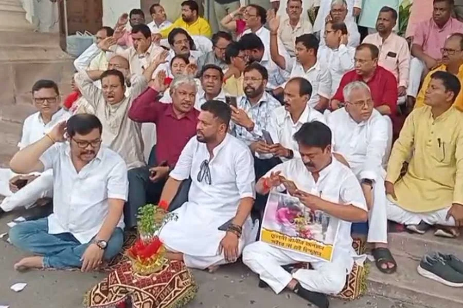 ফের উত্তপ্ত বিধানসভা, সাসপেন্ড বিজেপি বিধায়ক মনোজ ওঁরাও