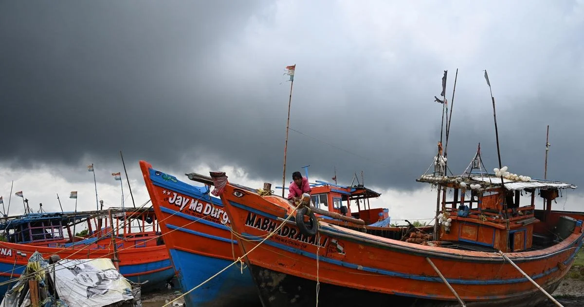 ১৩ মৎস্যজীবী নিয়ে বঙ্গোপসাগরে ডুবে গেল ট্রলার, উদ্ধার ১১ জেলে