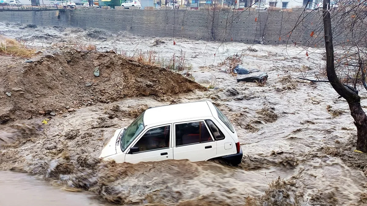হিমাচল প্রদেশে ভারী বৃষ্টিপাতে ভেসে গেলেন ২০ জন, মৃত ২