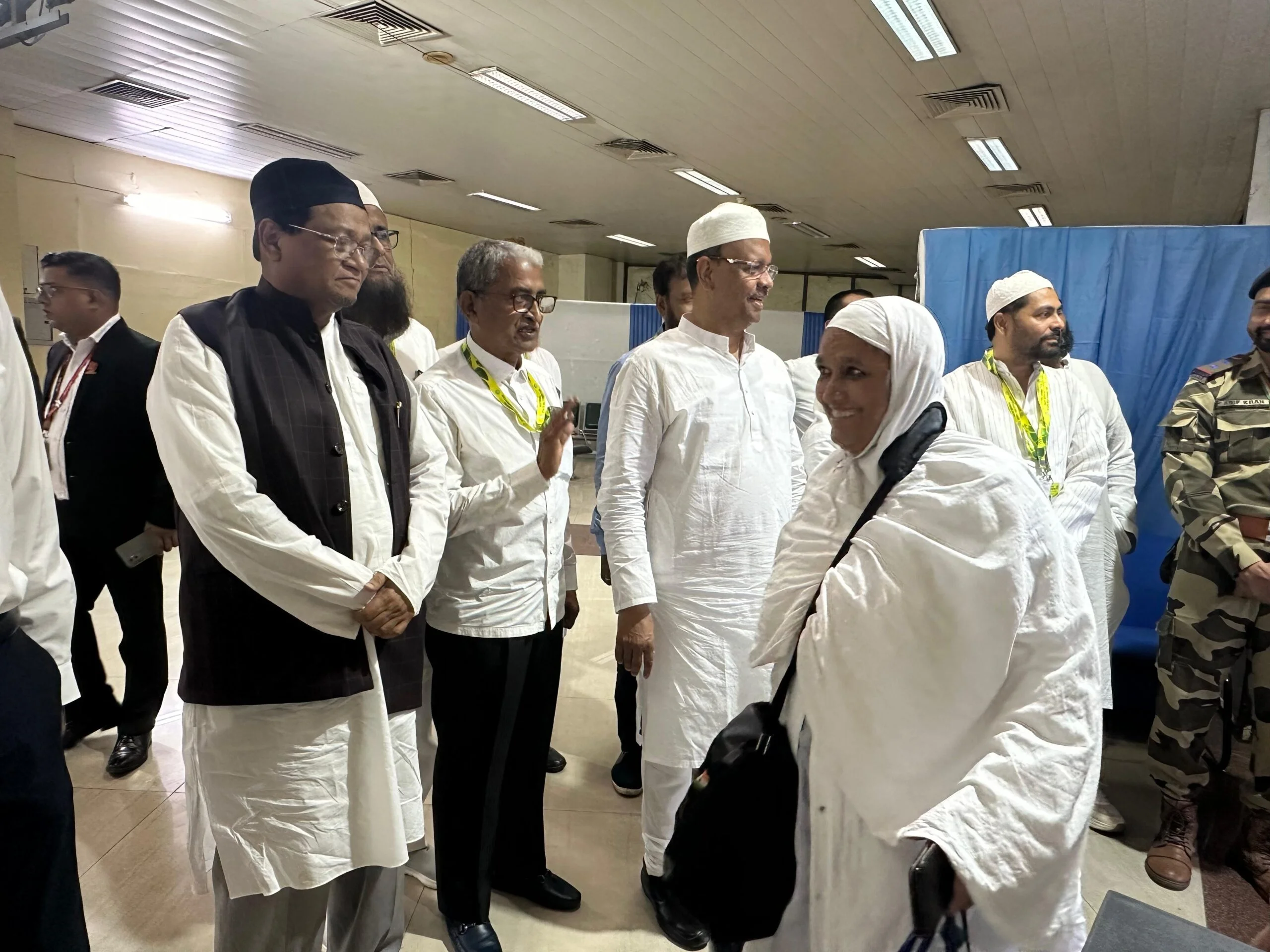 হজযাত্রীদের স্বাগত জানাতে উপস্থিত মেয়র ফিরহাদ হাকিম এবং 'পুবের কলম'-এর সম্পাদক আহমদ হাসান ইমরান