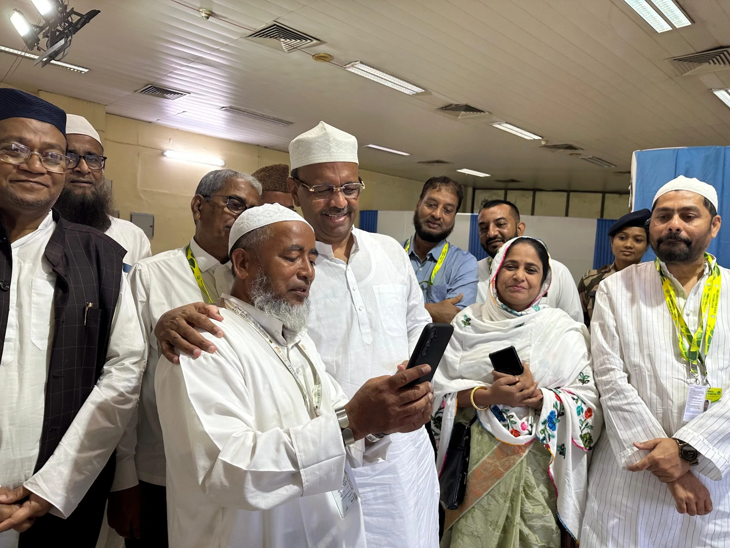 হজযাত্রীদের স্বাগত জানাতে উপস্থিত মেয়র ফিরহাদ হাকিম এবং 'পুবের কলম'-এর সম্পাদক আহমদ হাসান ইমরান